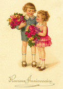 Deux enfants et des fleurs d'anniversaire